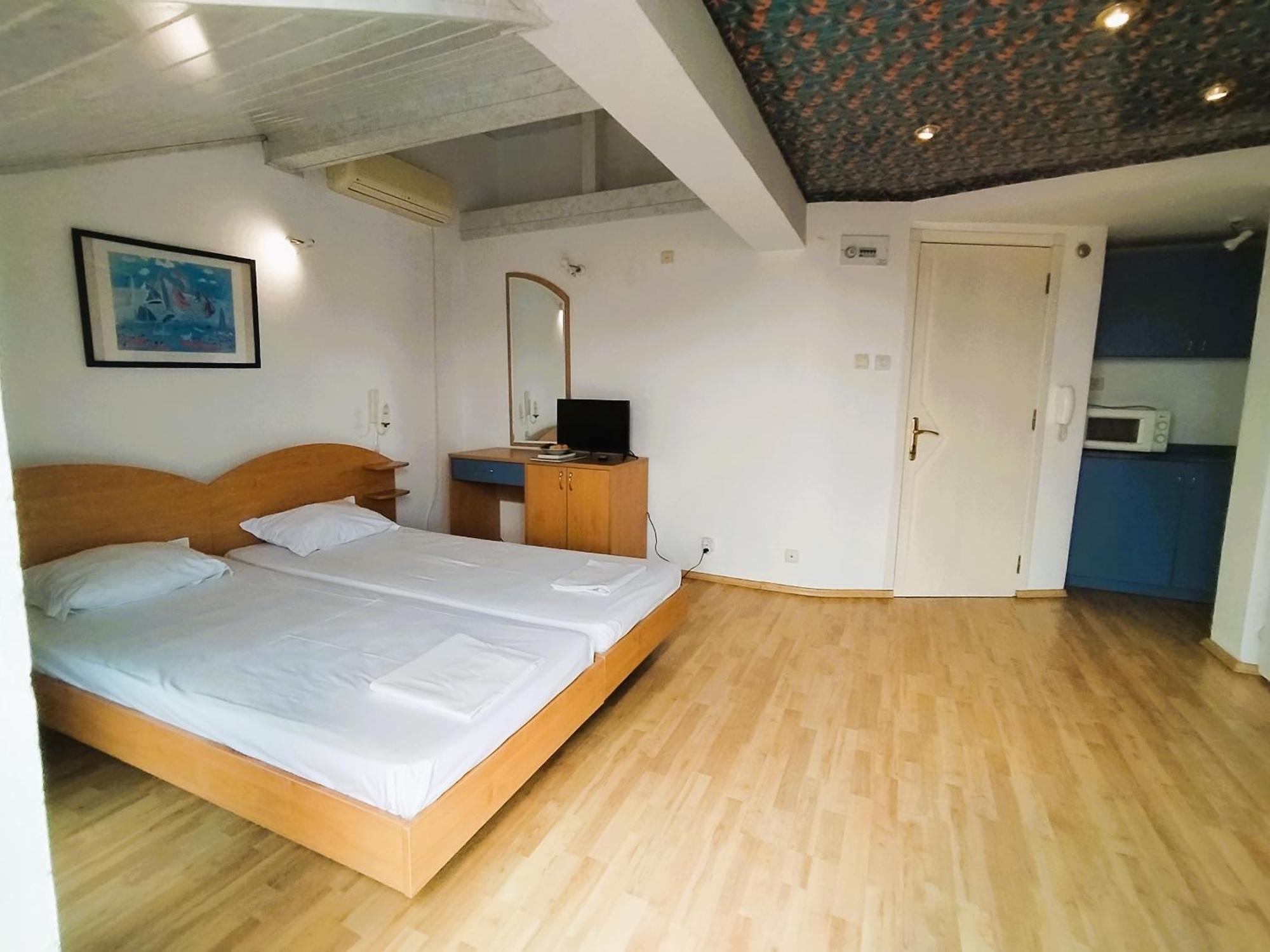 Lira Sto Apartments Pomorie Eksteriør bilde