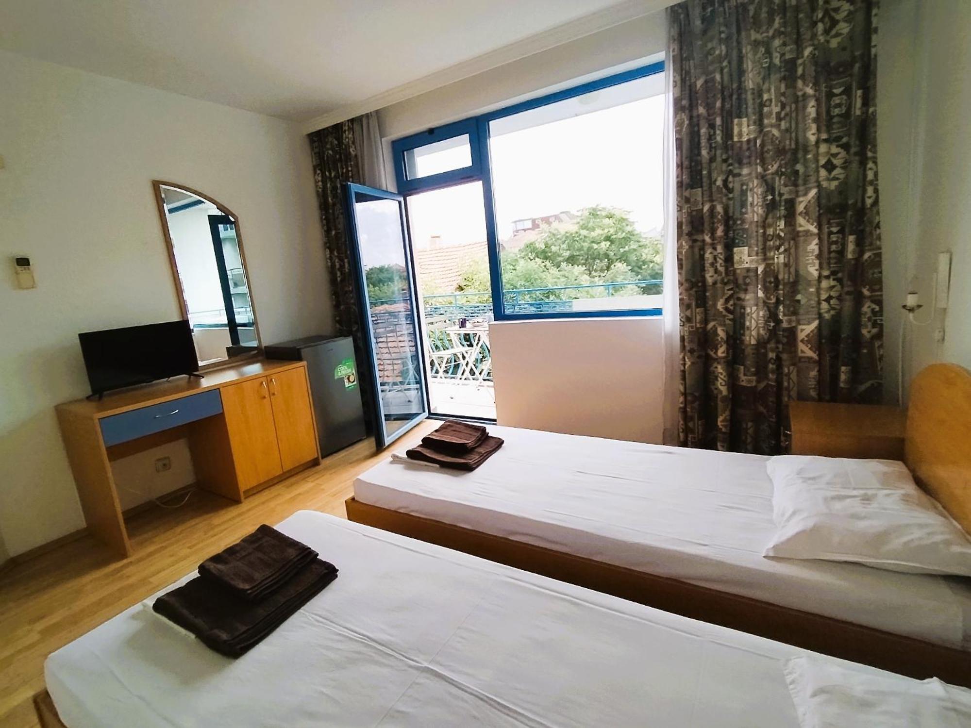 Lira Sto Apartments Pomorie Eksteriør bilde